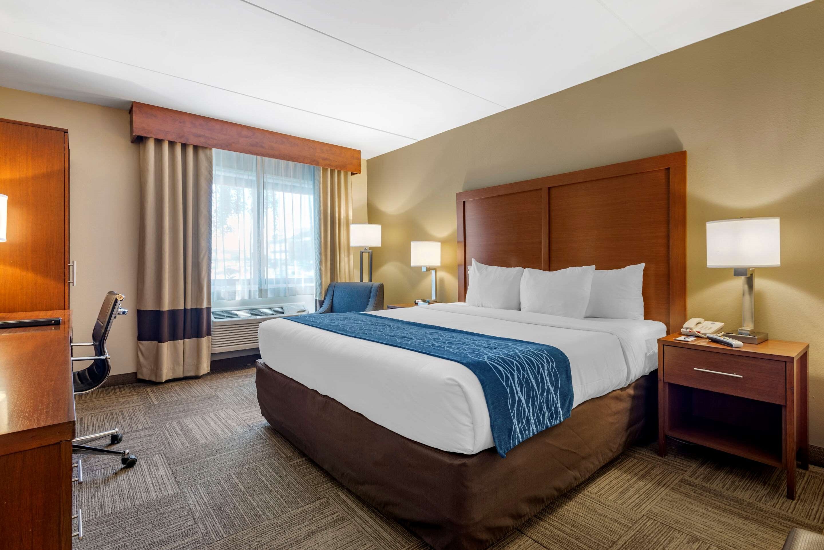 Rooms and Suites by the Hudson River Comfort Inn Edgewater